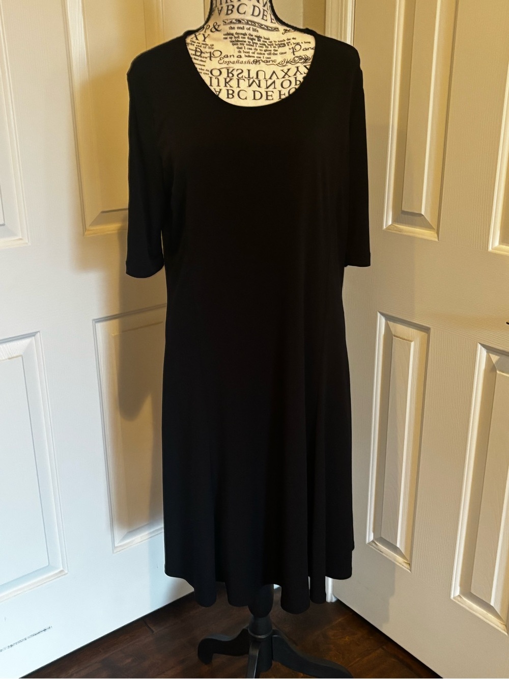 Women's Black Short-Sleeve A-scooped neckline Dress